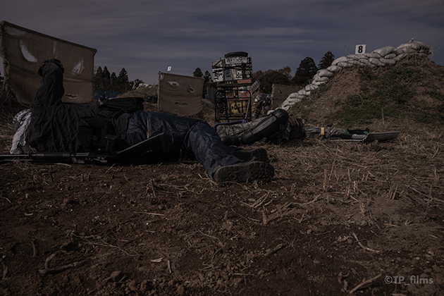展開されたバリケードの前