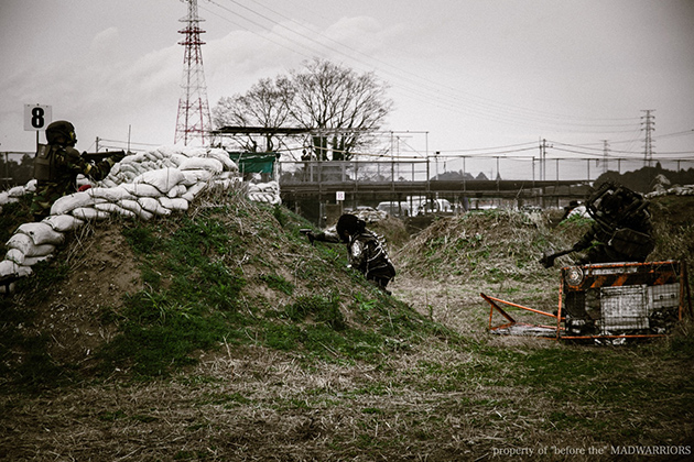 敵の銃弾をはね回し