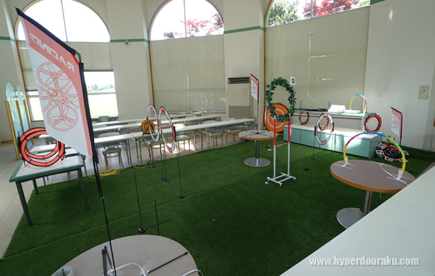 屋内用ドローンレース場