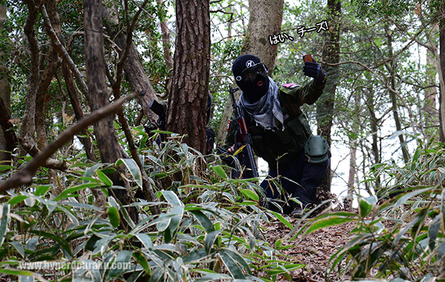 ボスゲリラがスマホで自撮り中