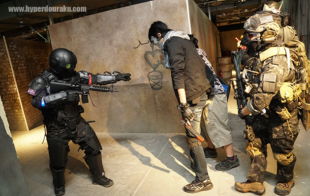 連行されるプレーヤー