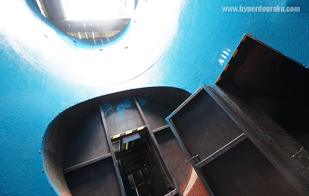 2階から一気にロープで降下する訓練