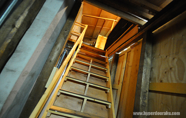 Aフィールド2階へ昇る階段