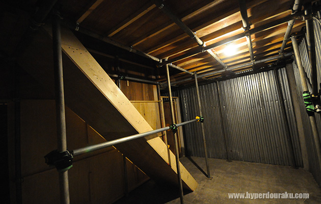 奥側の建物1F内部