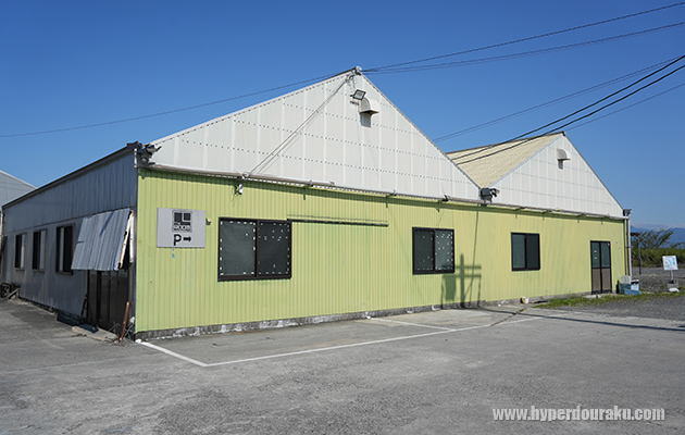 奥の建物がThe Room