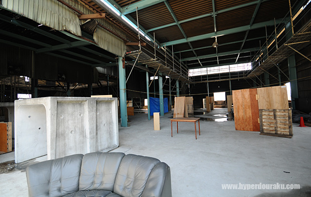 大小の倉庫がつながった構造