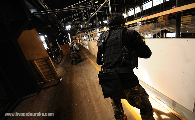 床に黄色いライン