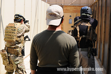 ボディに2発のダブルタップ、ヘッドに1発