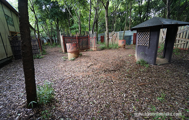 ドラム缶や板バリケード