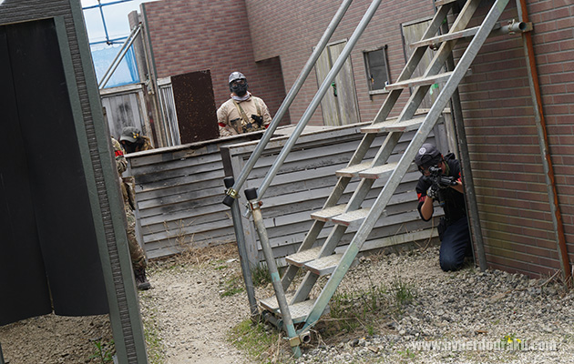 階段下や二階の窓からの狙撃