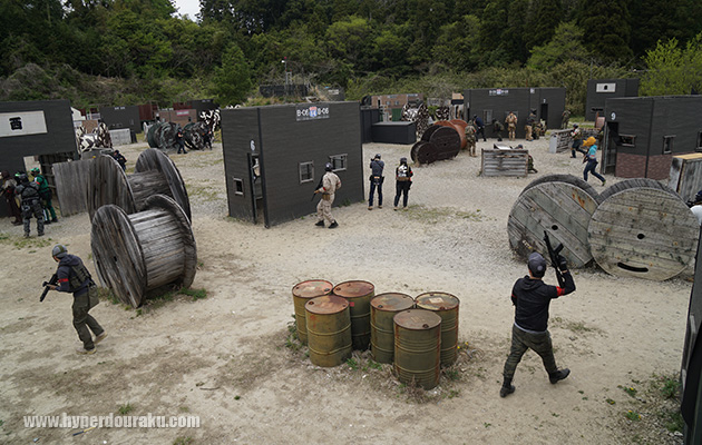 2階建ての建物が並ぶ