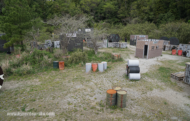 フィールド奥側にはブッシュも多い