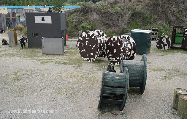 西側のスロープ前の建屋。