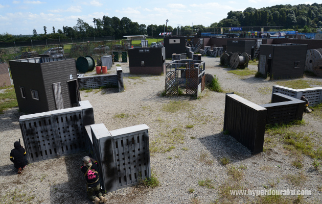 壁の奥側にも市街地