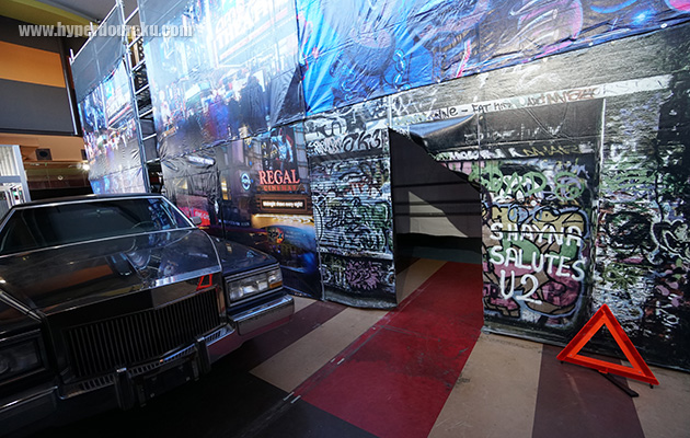 壁の幕をめくって内部に侵入