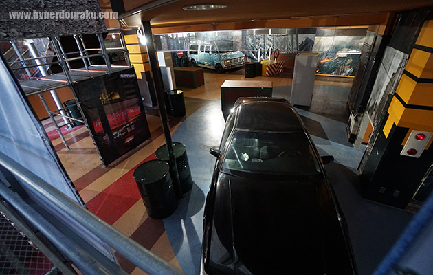 中二階から1Fを望む