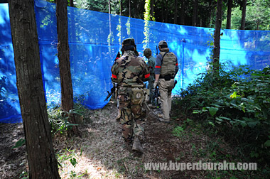 ブルーネット　フィールドイン