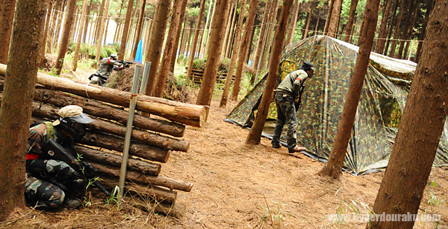 フィールド奥にテント