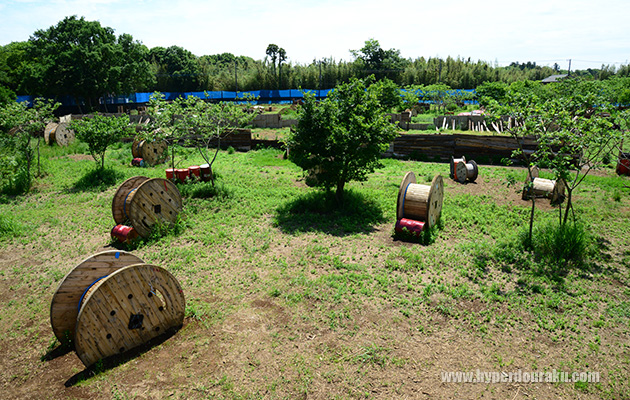 フィールドはフラットで広々