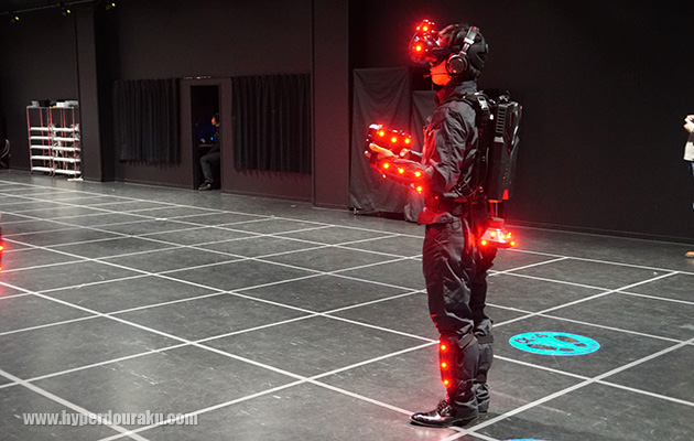 VRゴーグルとヘッドセットを装着