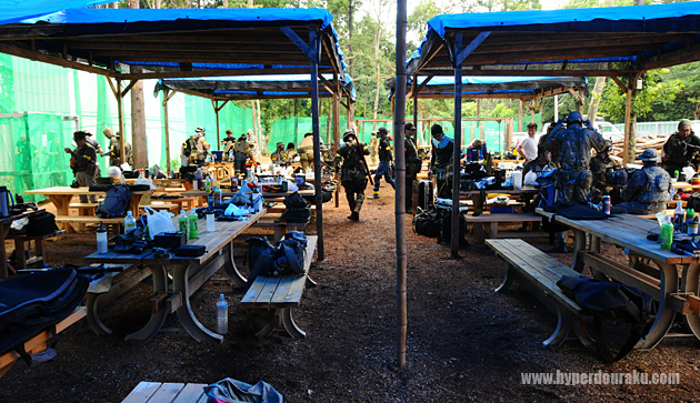 セフティゾーンは屋根つきテーブル席