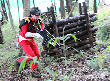 赤い彗星が緑のフィールドを3倍速く走り抜ける