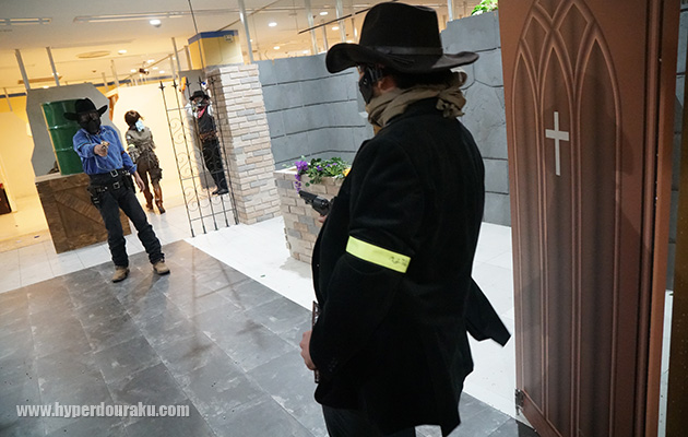 教会の前で決闘