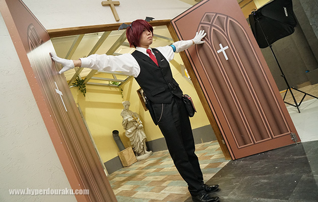 教会の扉をバーン!