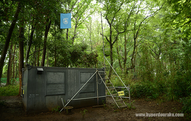 国連の旗を掲げたコンテナ