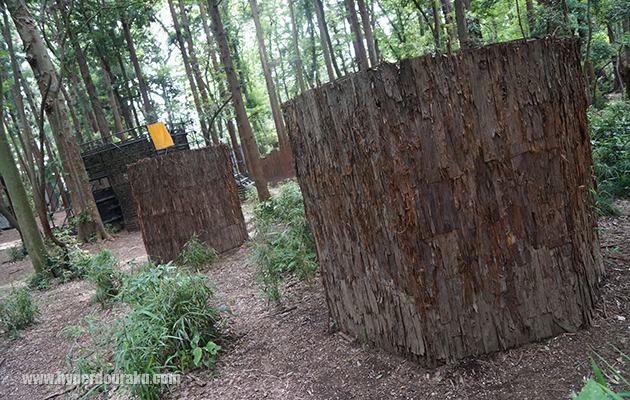 コンパネバリケに樹皮が巻かれたこのバリケ