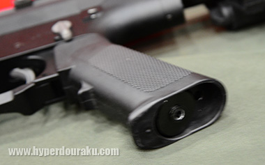 ボンベはグリップ底部から差し込む