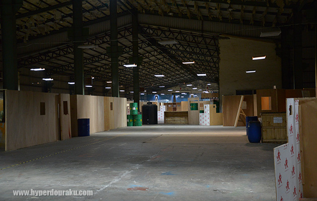 奥行約100m、幅は約25m〜43m