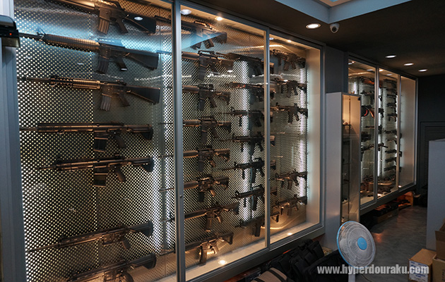 大量のトイガンがディスプレー、販売