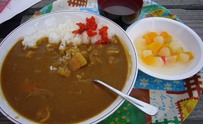 お昼はポークカレー