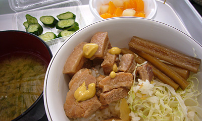 昼食は豚角煮丼