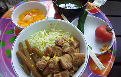 昼食は豚角煮丼