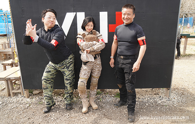 バー七曲署チームも