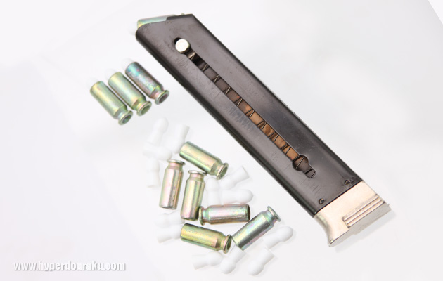 スチールプレス製のマガジン