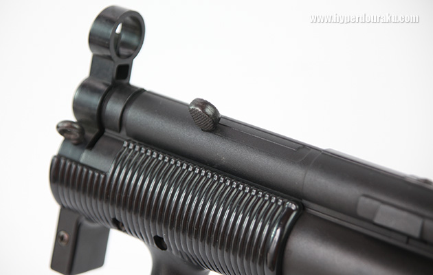 チャージングハンドル