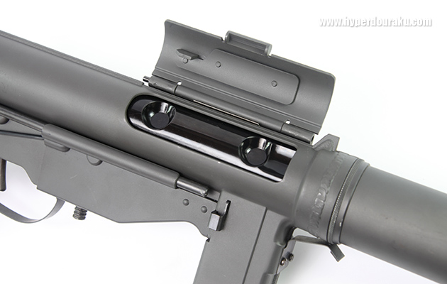 指で直接ボルトを引くための穴