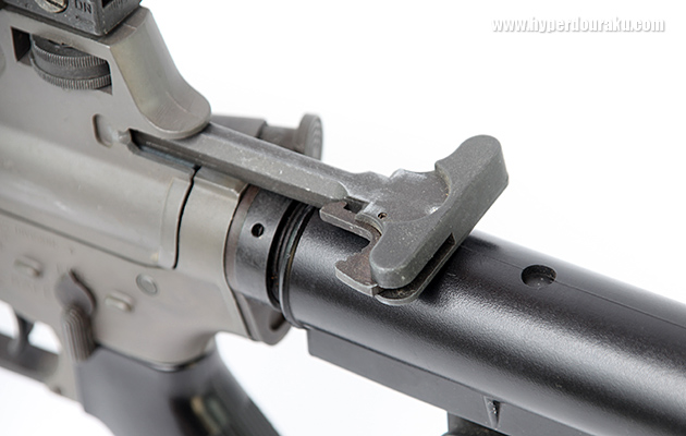 チャージングハンドル