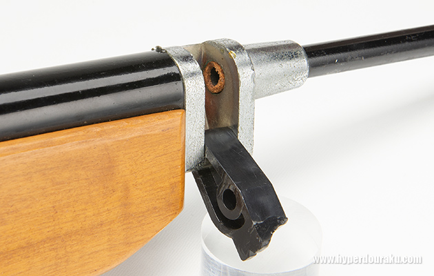 チャンバーが右へスイング