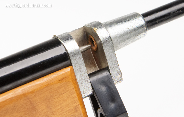 金属製のストライカー