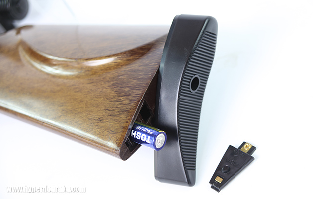 ストック内に単3電池4本を収納