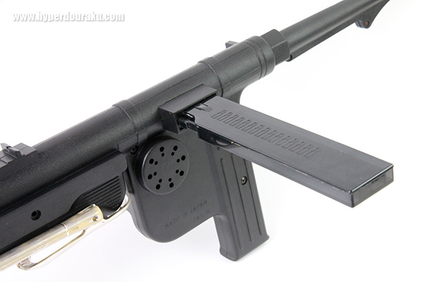 右に突き出しているマガジン