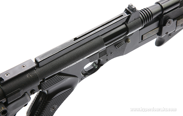 レシーバー上部に取り外し式のマガジン