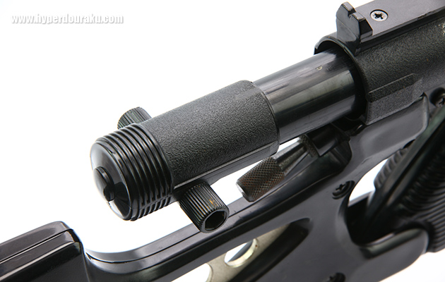 ボルト(シリンダー)を真っすぐ後ろに引いてコッキング