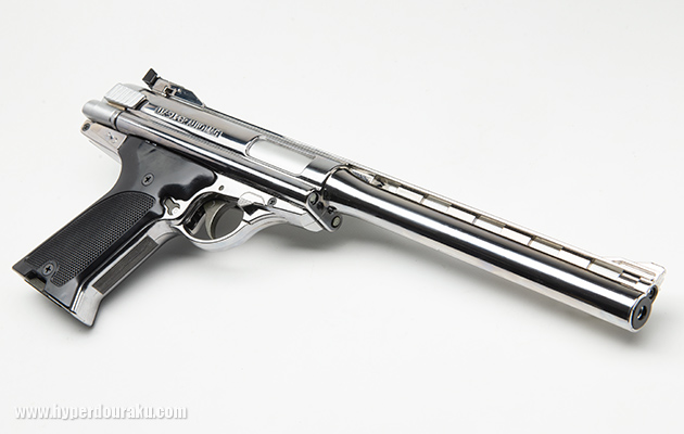 ピッカピカに輝くシルバーのオートマグ