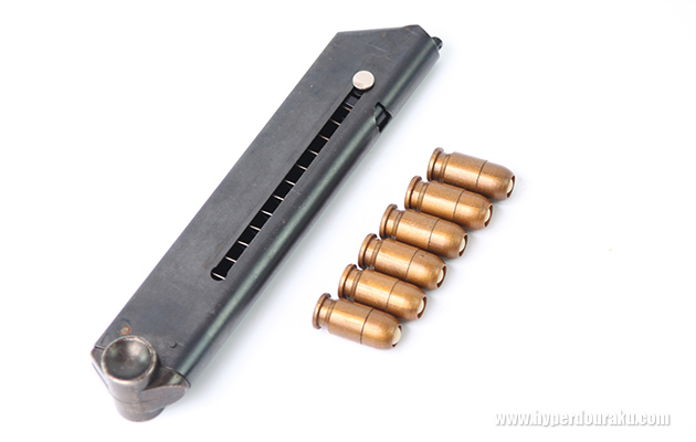 マガジンとプラスチック製のカートリッジ