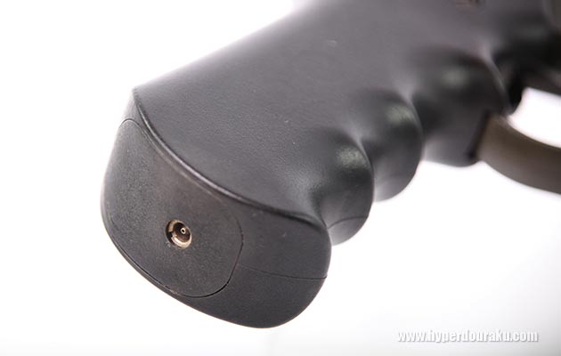 ガスはグリップ下からチャージ